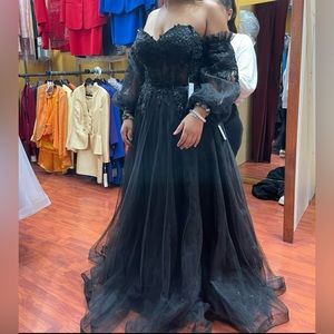 The arms are detachable, worn for 4 hrs at Sweet 16